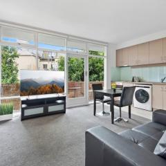 Contemporary 1-Bed Apartment Moments from MCG
