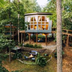 One-of-a-Kind Romantic Treehouse! Hot Tub & Jukebox, 1hr to Nashville!