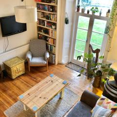 Quirky apartment with garden in Leith