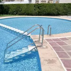 Bright 2 Bed Apartment with pool