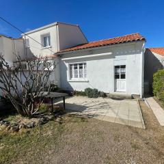 Maison de vacances à 900m de la plage avec terrasses, parking, et cuisine équipée - FR-1-22-367