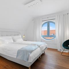 Stylish Luxury Penthouse - City Center - 8 Guests - Balcony - Parking - Therme 10 Min - Airport 15 Min