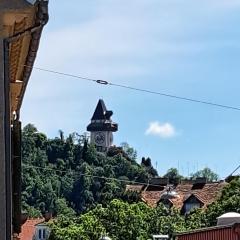 Im Herzen von Graz mit Schlossberg Blick