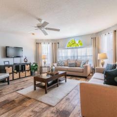 SPECTACULAR, NEW Professional Decor, Near Dis, NO Steps, Pool, Patio, LOW Rates!