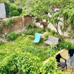 Maison de village avec jardin à 3 km des plages.