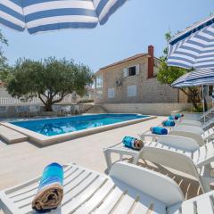 Villa Tomasovic with pool in Podstrana