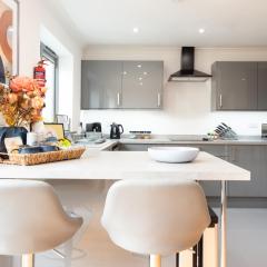 Cosy 3 Bdr House, 2 Free Private Parking, Free WiFi, Sleeps 6, 5 mins from Station