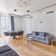Sublime Apartment Montaigne Arc de Triomphe by Studioprestige