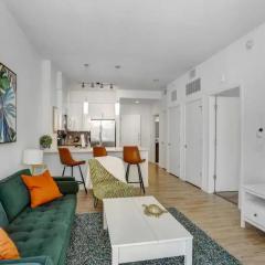 Modern 1BR Downtown Oasis w Balcony & Rooftop Pool