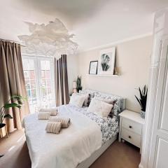 DeLux Sunny Bedroom with Private Parking, Sleeps 2, Perfect for Cotswold Getaway, Easy A419 Access
