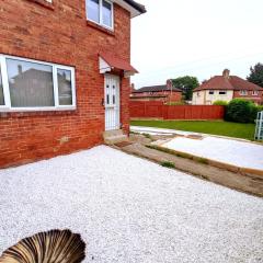 Leeds Beach House, Free Parkings, Sandy private backyard, 70 Inch Smart Tv, X box, Large gardens Included