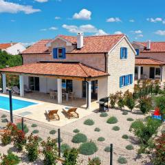 Papa's Court III Pasman Villa with pool