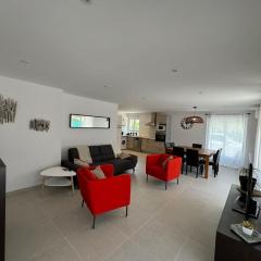 Chez Camille appartement spacieux 75m2 climatisation wifi parking terrasse et cour privative a 50 m de la plage