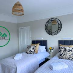 Aisiki Apartments at Squires Lane, Finchley, 4 Bedroom and 1 Bathroom Pet-Friendly Garden House, Double or King or Twin beds with FREE WIFI and PARKING