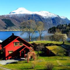 Idyllische Hütte am Fjordufer