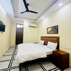Cozy Rooms In Near Max Hospital- Shalimar bagh