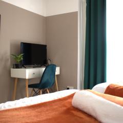 NEW LISTING SALE! Town Centre 1-Bed Spacious Apartment Train Station WIFI