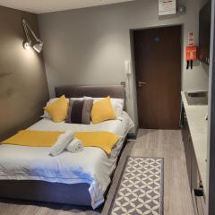 Tren-D Luxe Studio Apartment Room 2 - Contractors, Relocators, Profesionals, NHS Staff Welcome