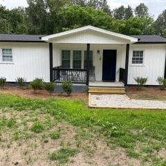 Peaceful & Cozy Home - 15 mins to Downtown Raleigh!