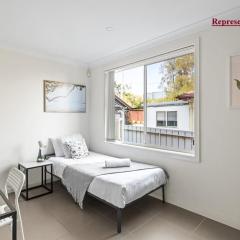 Cozy Single Room in Panania - Close to Station & Eateries - Shared Bathroom