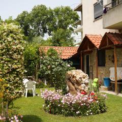 Vila Aliaj deluxe groundfloor apartment with beautiful garden