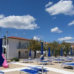 P313 nr 106 trilocale sul mare con ombrellone in prima fila