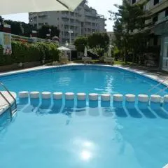Salou, Port Aventura, piscina, a 80m del mar