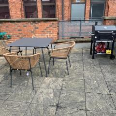 Central Leeds townhouse with private roof garden Sleeps 4