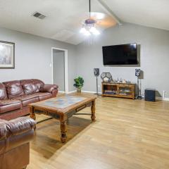 Quiet Family Home with Yard about 15 Mi to Galveston!