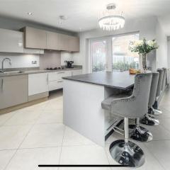Luxury Durham Home in DH1, Free Parking, No Fees