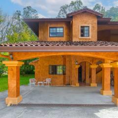 Paradise House, Boquete Panama - hiking, coffee Farms, birding