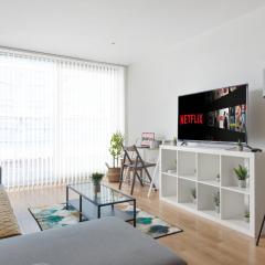 Parea Living - Colorful North London Apt with Balcony Views