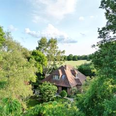 Modernised seven bedroom country house and garden with hot tub