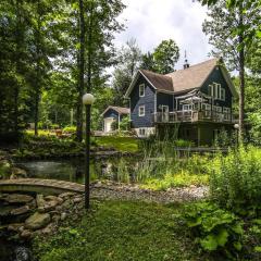 Le 5 Owl - Tranquil Haven near the Charming Village of Knowlton - Sleeps 12 - Whole House & 2 Acres with Pond, Bridge, Grounds, and Woods