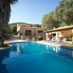 Country house in a peaceful rural setting for large groups