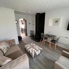Dog Friendly Beachside Cottage No11 Kessingland with private parking