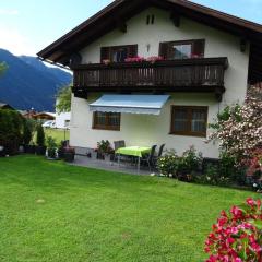 Ferienhaus mit Süd-Balkon und Garten sowie Parkplatz in zentraler Lage