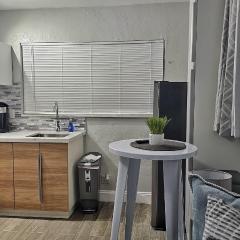 Cute Renovated Studio 4 Miles from Hard Rock Hotel