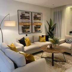 Chic and Refined: 1BR apartment Almasif