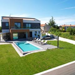 Luxury Villa Kiara with private heated pool and jacuzzi- 15min from sea