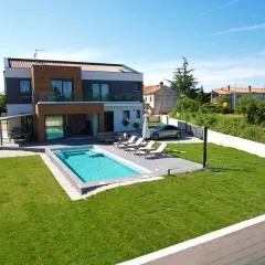 Luxury Villa Kiara with private heated pool and jacuzzi- 15min from sea