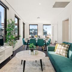 Elegant Emerald 3 Bed Apartment at Albert Park with Parking