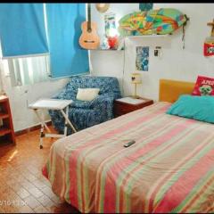 Habitación Amueb con AA, WiFi, dentro de residencia en Costa Azul atras del BabyO cerca de la playa y de la Costera