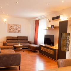 Mary - Spacious apartment with private pool and garden