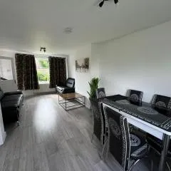3-Bedroom Cosy Reading House
