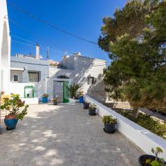 Santorini Cycladic house at Pyrgos 2 bdrs 6 pers