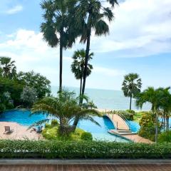 Oceanfront Luxury Condo in Pattaya with Private Beach and Inifinity Pool