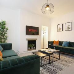 The Lodge - stylish, modern home from home with free parking