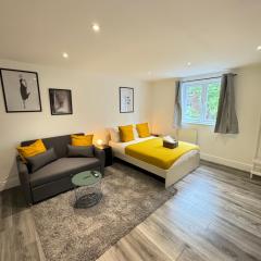 En-suite bedroom for up to 4! Sofa bed - near Stratford