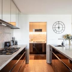 Luxury Melbourne 4 Bed Apt - Pool and Parking